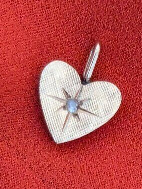 Vintage 14K Yellow Gold Delicate Heart Pendant – Starburst Detail – 0.67g